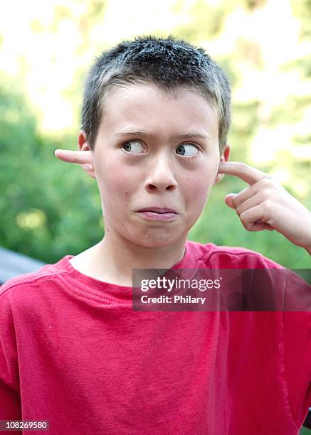 finger in ear - vingers in de oren stockfoto's en -beelden