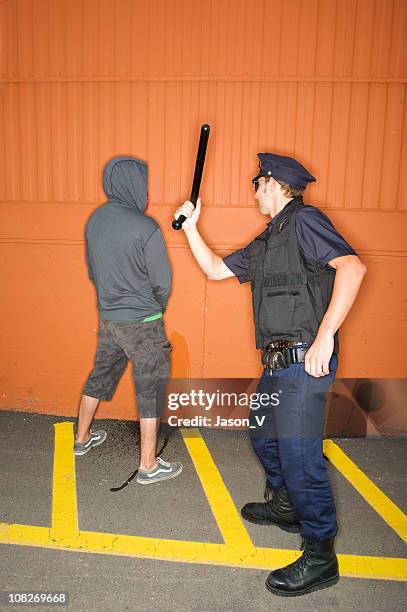 policeman arresting another man - people peeing 個照片及圖片檔