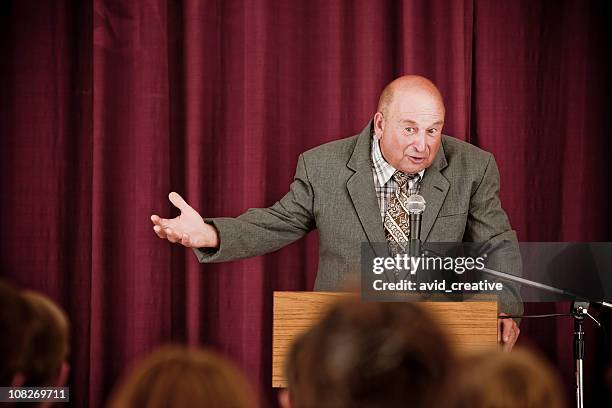 以上を群衆の男性だけ - press conference ストックフォトと画像