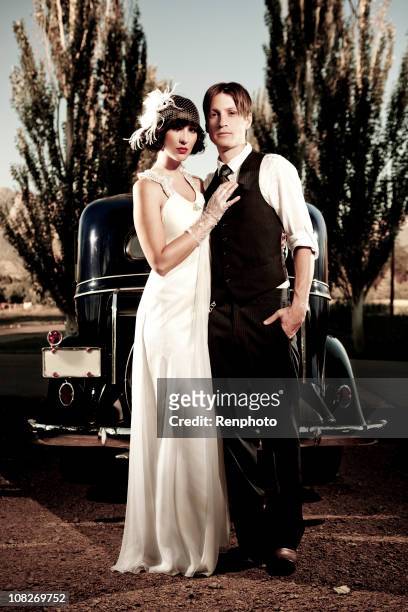 20 estilo de casal em pé na frente de carro antigo - 1920 car imagens e fotografias de stock