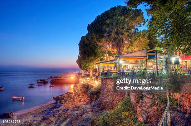soirée d'été sur la côte ionienne - dhermi albania photos et images de collection