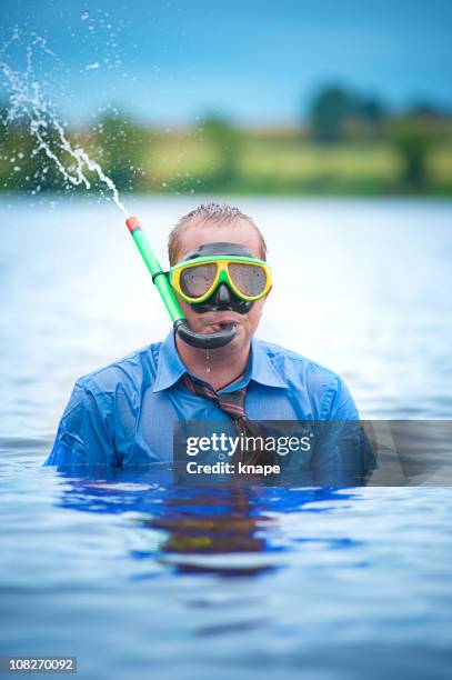 uomo d'affari con snorkeling immersioni in acqua - fradicio foto e immagini stock