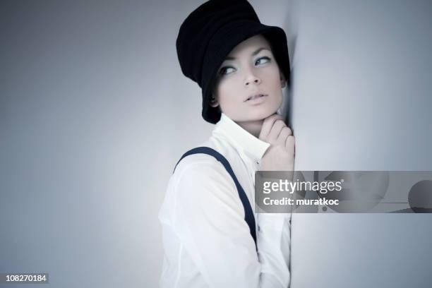 女性、黒の帽子 - 黒の帽子 ストックフォトと画像