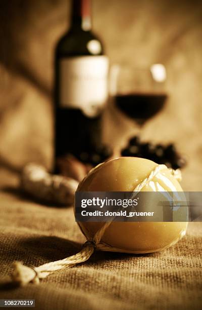 traditionelle provolone käse und wein - provolone stock-fotos und bilder