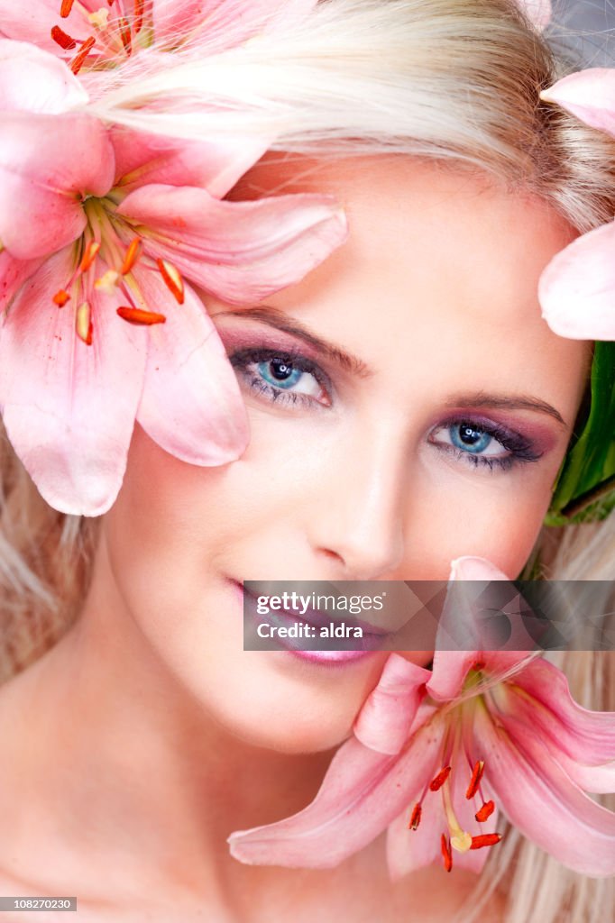 Retrato de mulher com flores Surrounder seu rosto