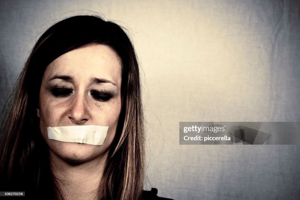 Mujer con cinta de cubrir la boca