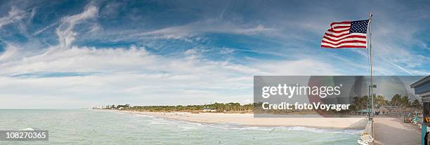 patriótica estadounidense pier ocean beach vista panorámica de la costa del golfo de florida, ee.uu. - gulf coast states fotografías e imágenes de stock