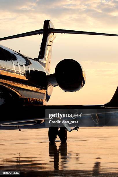 rückseite aus private jet auf asphalt in der dämmerung - privatflugzeug stock-fotos und bilder