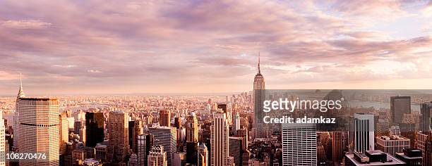panorama of new york city skyline at sunset - new york stockfoto's en -beelden