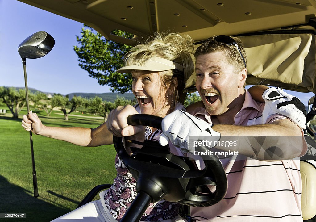 Eufórico Casal em um Carrinho de Golfe