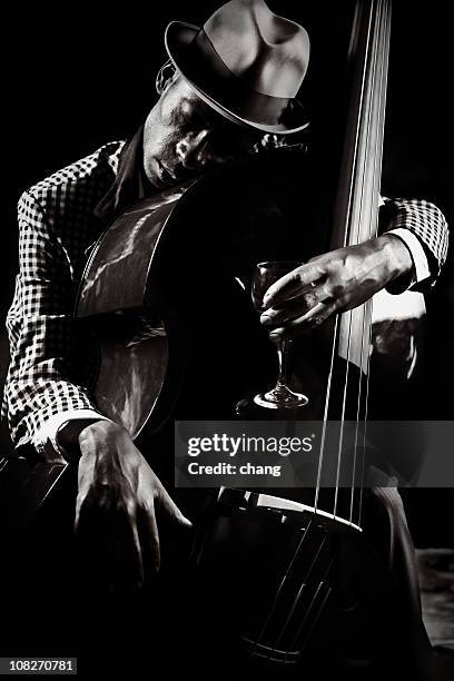 blues y el jazz reproductor - blues fotografías e imágenes de stock