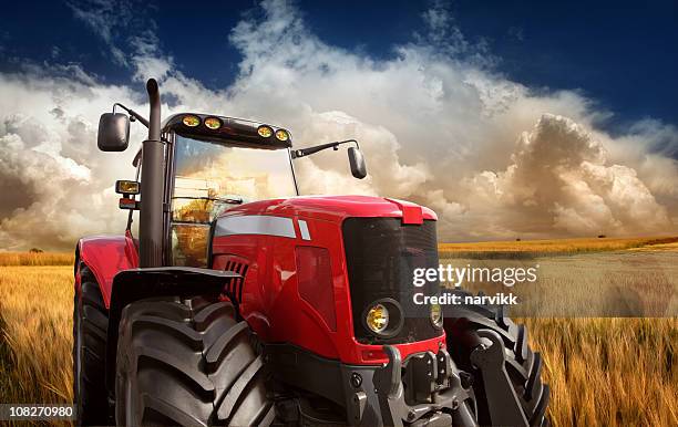 traktor auf feld - landwirtschaftliche maschine stock-fotos und bilder