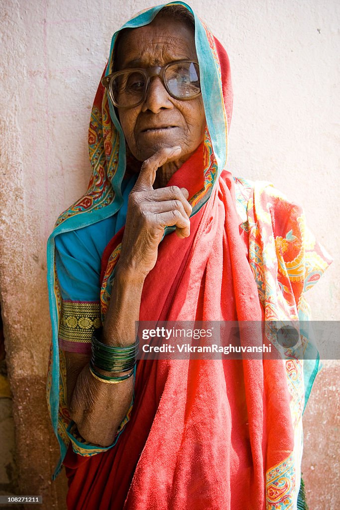 インドの田舎の老人女性雌