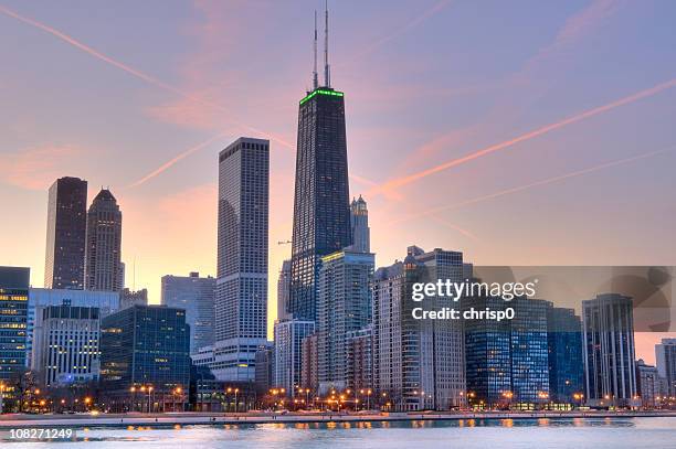 skyline view at sunset of northern chicago - hancock building chicago stockfoto's en -beelden