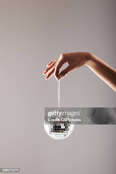 mão da mulher segurando um globo espelhado - globo espelhado imagens e fotografias de stock