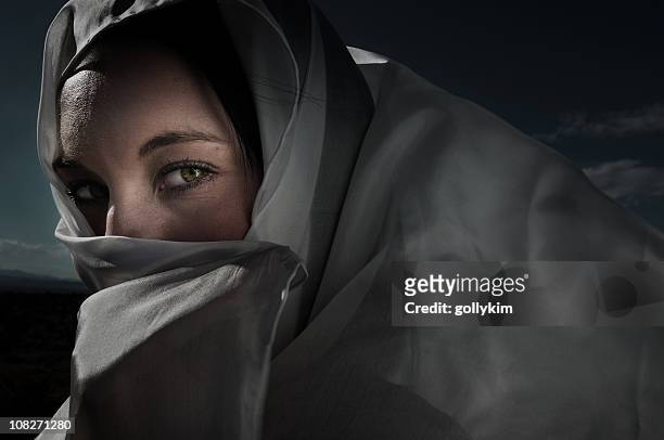 misteriosa donna araba - velo foto e immagini stock