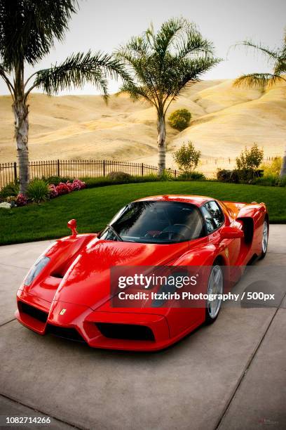 ferrari enzo - ferrari photos et images de collection