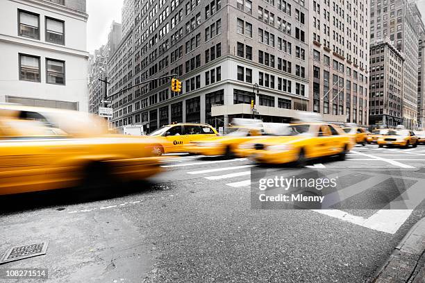 tráfico de la ciudad de nueva york taxi - taxi amarillo fotografías e imágenes de stock