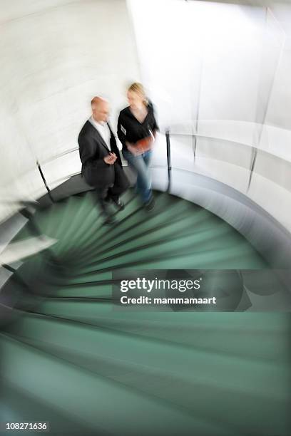 going eine moderne treppe-motion - bewegungsunschärfe büro stock-fotos und bilder