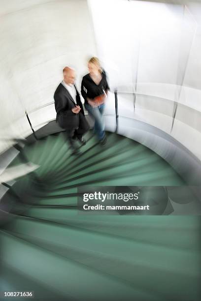 vous montez un escalier moderne de mouvement - businessperson stairs photos et images de collection