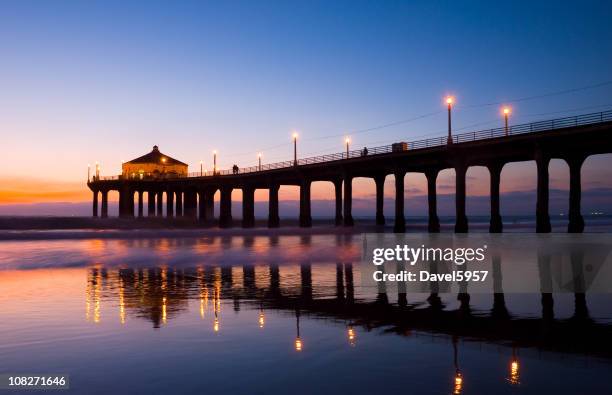 manhattan beach pier im sonnenuntergang - manhattan beach stock-fotos und bilder