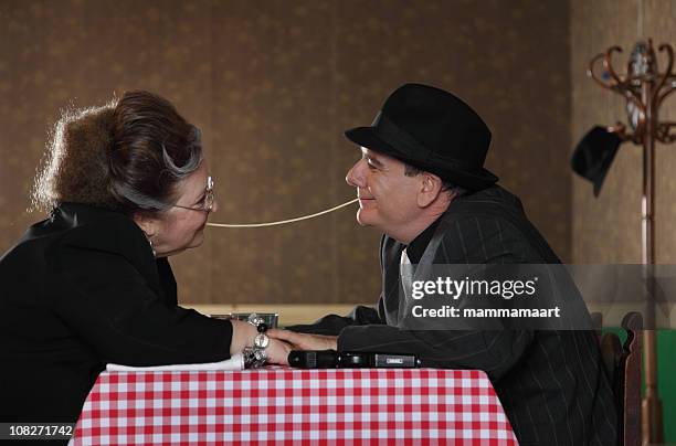 couple romantique gangster - mafia food photos et images de collection