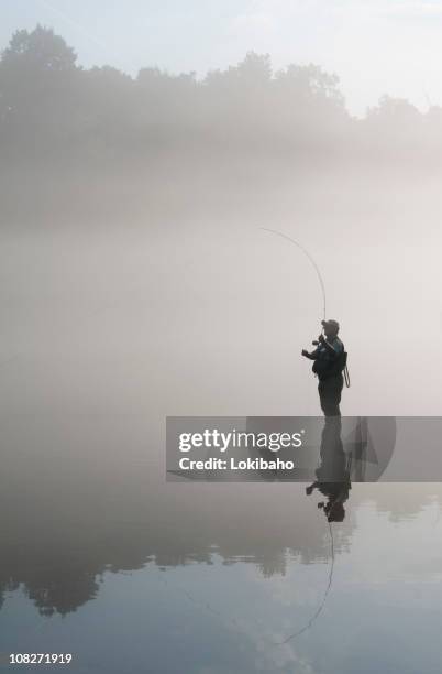 flyfisherman - zoetwater hengelen stockfoto's en -beelden
