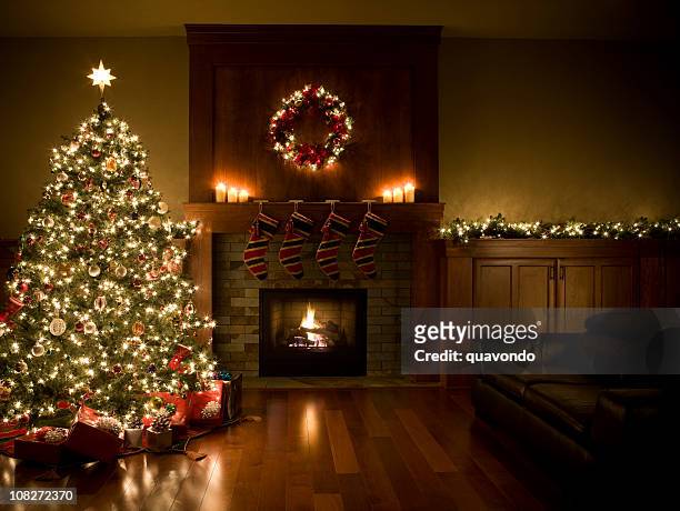 adorned christmas tree, wreath, and garland inside living room, copyspace - kerstverlichting stockfoto's en -beelden