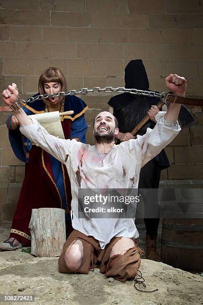 not guilty: wrongfully convicted is freed before the execution. - medieval torture stock pictures, royalty-free photos & images