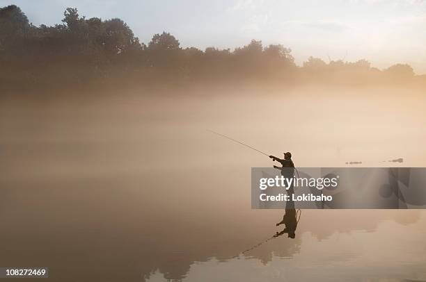 flyfisherman en la niebla - fly fishing fotografías e imágenes de stock