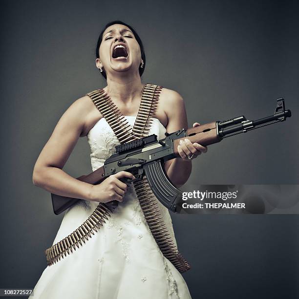 screaming bride with an ak-47 - ak 47 picture stockfoto's en -beelden