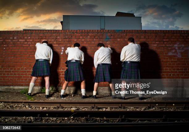 hombres usando kilts - falda escocesa fotografías e imágenes de stock