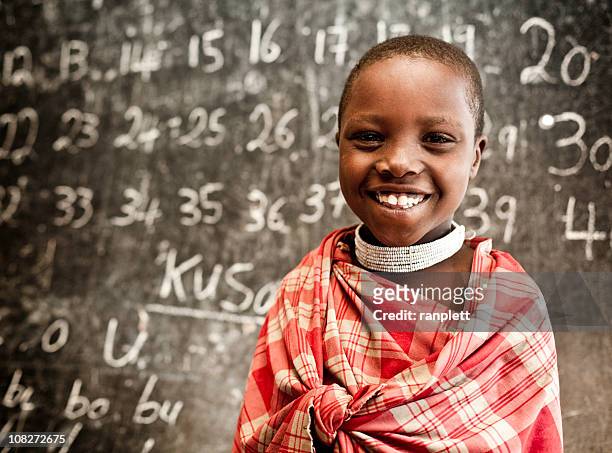 afrikanische kind in der schule lernen zahlen - schwarz ethnischer begriff stock-fotos und bilder