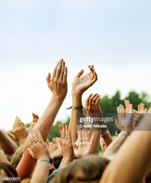 hände klatschen in die krone im freien - people cheering outside stock-fotos und bilder