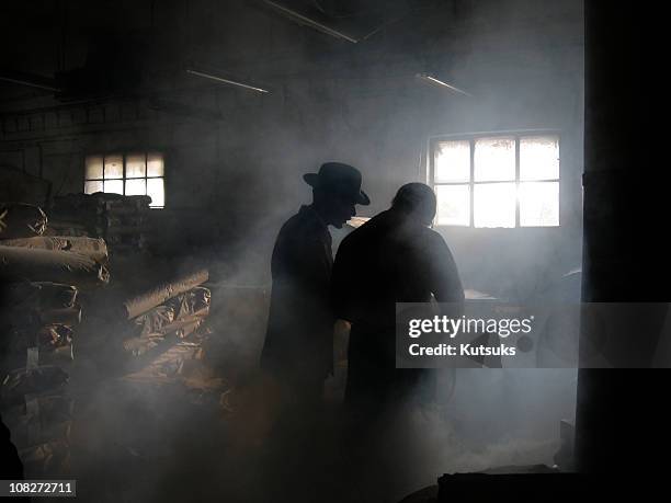 silhouette of men in smoke - 陰謀 個照片及圖片檔