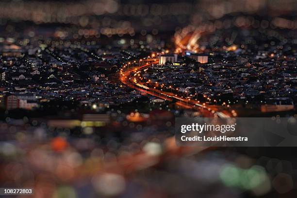 cidade à noite - tilt shift imagens e fotografias de stock