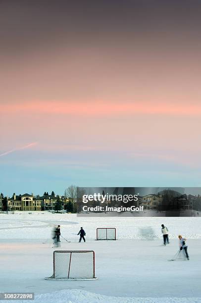 kinder spielen auf pond ice hockey - calgary alberta stock-fotos und bilder