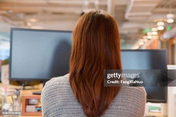 chinese zakenvrouw werkzaam bij bureau - symmetry stockfoto's en -beelden