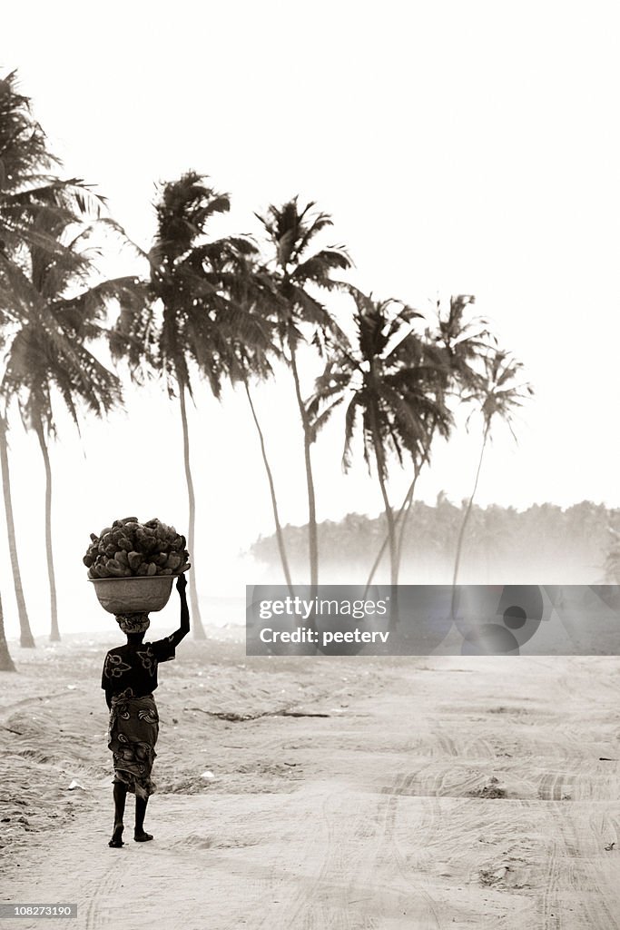 Femme d'Afrique sur la route