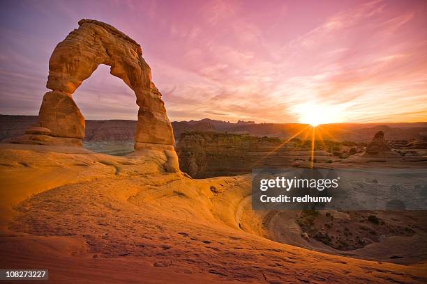 delicate sandstone arch in rock moab utah - arches national park stockfoto's en -beelden