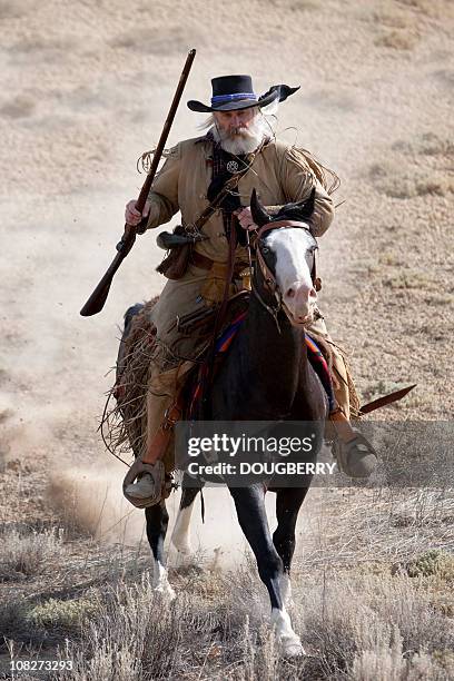 cowboy su cavallo - cowboy gun foto e immagini stock