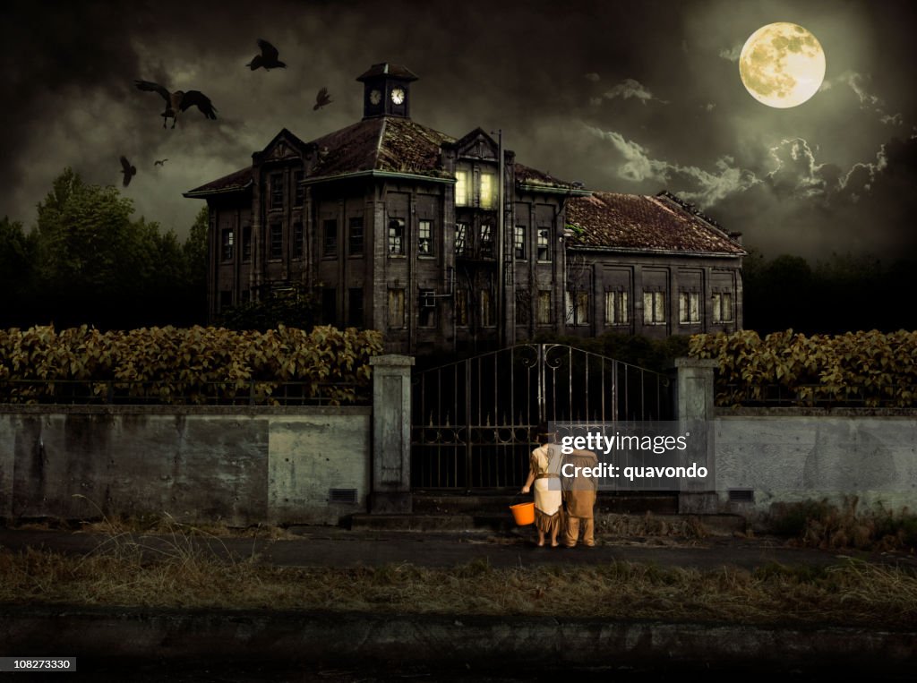 Costumed niños Trick or Treat en Halloween Haunted House