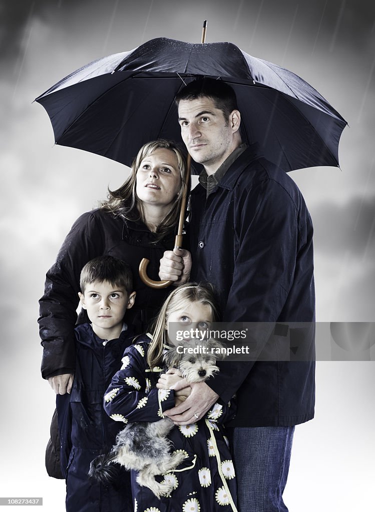 Família procurando abrigo da tempestade