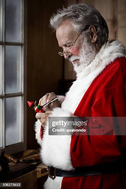 antique atelier peinture de jouet avec père noël, espace de copie - atelier pere noel photos et images de collection