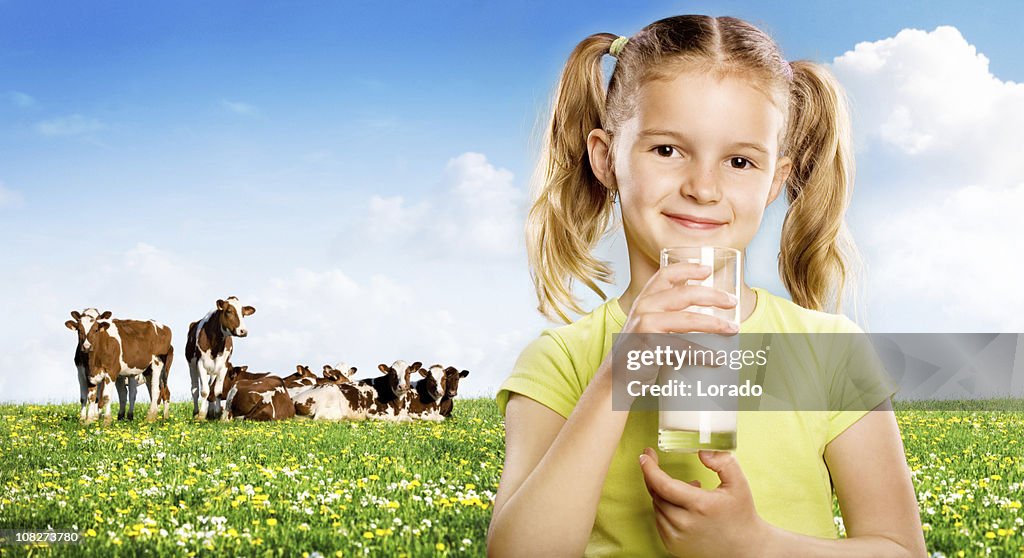 Jeune femme buvant du lait en face du champ