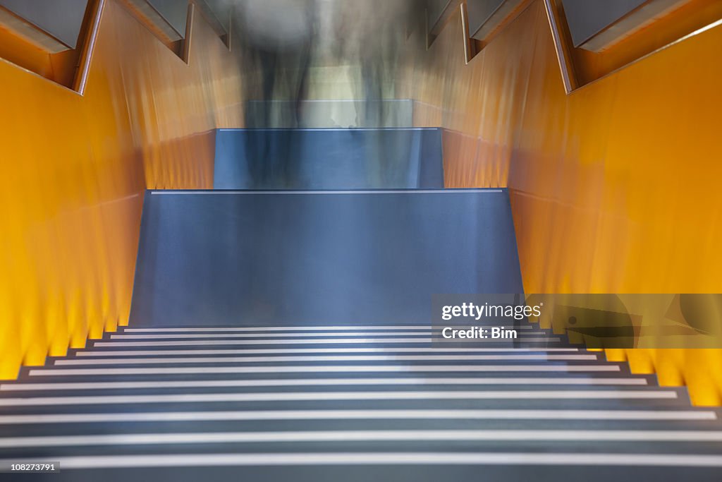 Personnes Walkinf sur Orange escaliers, Mouvement flou