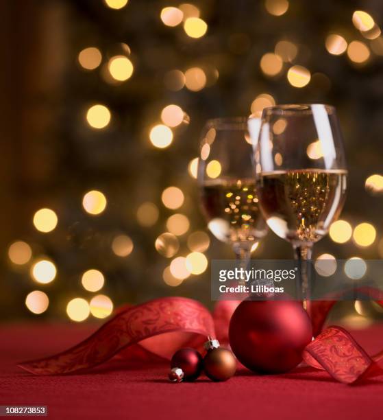 wein und christmas lights - red and white wine glasses stock-fotos und bilder