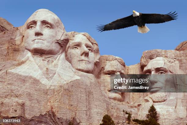 bald eagle flying free above american monument mount rushmore presidents - president day stock pictures, royalty-free photos & images