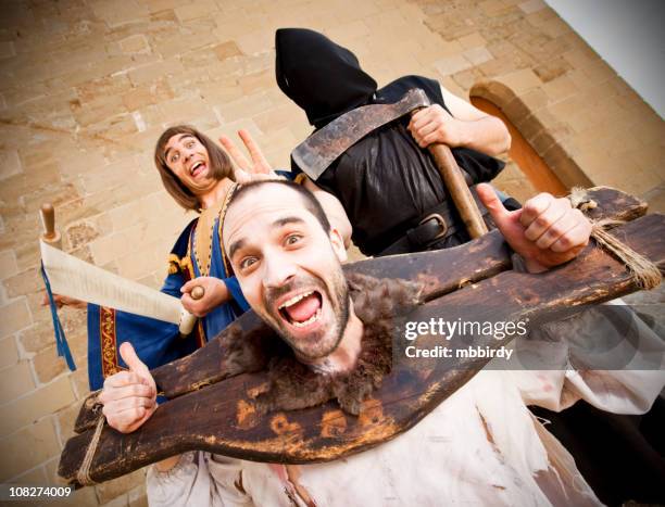 drôle médiévale beheading publics - medieval torture devices photos et images de collection