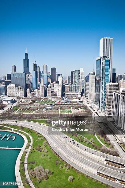 wolkenlosen skyline von chicago und den lake shore drive - lake shore drive chicago stock-fotos und bilder